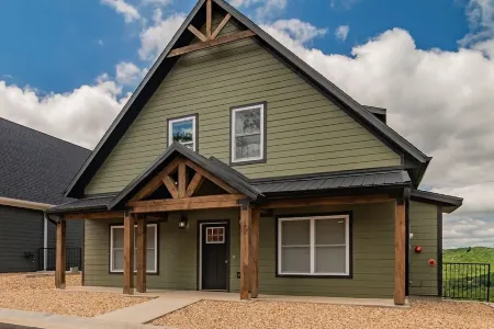 NEW Luxury Lodge for 12,next to SDC, Lake View,Indoor/Outdoor pools & Amenities