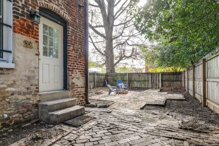 Modern, Lovely and Spacious Home Отели рядом с достопримечательностью «Университет Вирджиния Коммонуэлт»