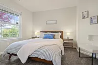 Charming white picket fenced home in quiet area Hotel dekat Ronkonkoma Station