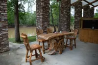 2 Bedroom Cabin w/Hot Tub surrounded by Big Thicket National Preserve.  Private! 哈丁縣住宿飯店