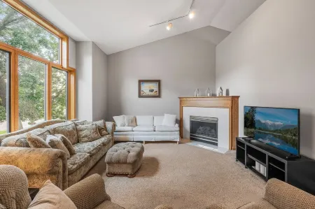 2 Story House with Gas Fireplace + Garage Parking Отели в г. Андовер