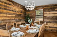 Bella Vista Cabin on the Lake with Hot Tub, Canoes, Beautiful Views, EV Charger.