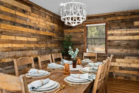 Bella Vista Cabin on the Lake with Hot Tub, Canoes, Beautiful Views, EV Charger.