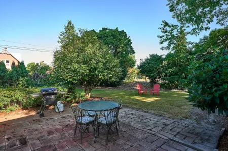 Swanky Historic Farmhouse in Downtown Carlton