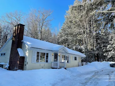 Cozy & Rustic Cottage, Close to North Conway and StoryLand!