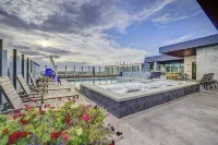 Cozy Downtown Studio Apartment. Hot tub, pool, & fitness center!
