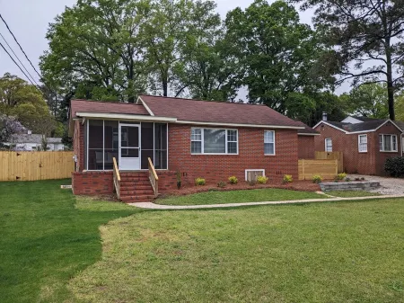 Remodeled Bungalow walking distance to Augusta National Отели рядом с достопримечательностью «Медоу Гарден»