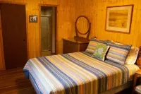Charming and Cozy, 3-Season, Fence Lake Cottage with Beautiful Sunset View - Balkoner