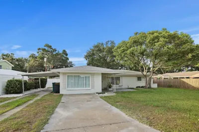 Stunning 4BR/2BA w/in-ground pool, 5 min to beach