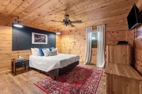 Peaceful 5-bedroom cabin with hot tub and views