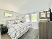 ★Waterfront & on Bike Path★ Firepit ★ Private beach★Bikes★Kayaks💥Sunsets