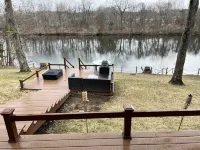 Enjoy a getaway on the scenic Housatonic River/Lake Lilinonah in New Milford, CT