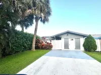 Entire centrally located spacious 3bd2bth sleep 6, close to shopping and beaches