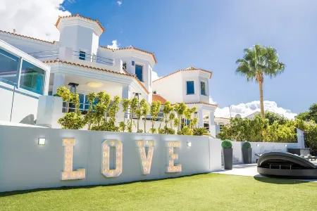 Fully Serviced Luxury Boutique Villa sleeps up to 14 or 16 people All Inclusive Отели рядом с достопримечательностью «Playa del Veril»