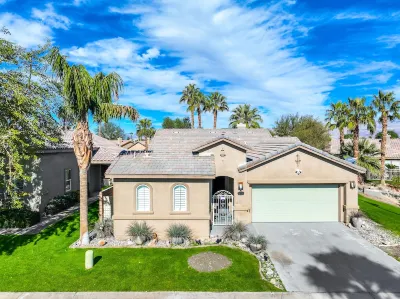 Wheelchair access/Gated resort/king bed/casita/pool/coachella/pets/ev charger