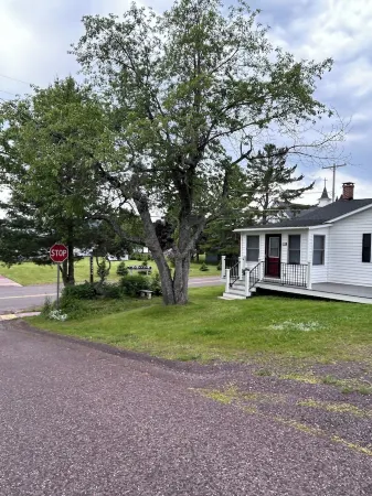 Relax at our Cozy Cottage in the heart of Eagle Harbor Отели в г. Куино Каунти