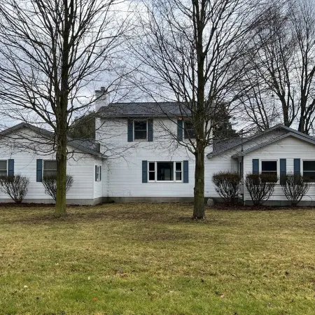 Charming farmhouse with 4 bedrooms, indoor pool, WiFi and AC in soothing Otsego