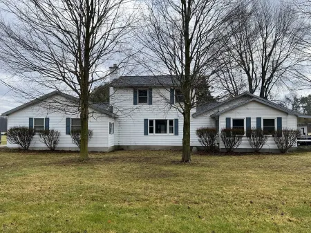 Charming farmhouse with 4 bedrooms, indoor pool, WiFi and AC in soothing Otsego