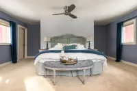 NEW Artistic Modern Cottage/SCREENED Porch/Fire Pit/ Giant Theater/Game RM