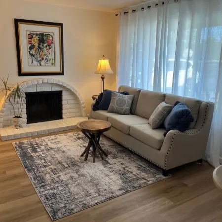 Cozy townhome with backyard retreat! Minutes to wineries and downtown.