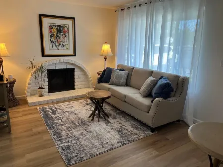 Cozy townhome with backyard retreat! Minutes to wineries and downtown. Отели рядом с достопримечательностью «Дарси Кент Вайнярдс»