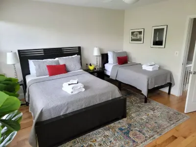 Charming Bloomingdale Row Home with Deck and Parking 블루밍데일 호텔