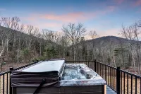 Dreamtime Hillside Cabin w/ hot tub, fire pit, expansive deck - Hytter