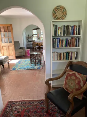 Close to Plaza!Charming Private 2 bedroom Casita, 2 fenced quiet courtyards Отели рядом с достопримечательностью «Публичная библиотека Санта-Фе»