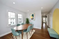 Luke House, Sleeps 14, Weddings, 2 Kitchens, Parking, Close to Airport & Boston Hotel a Everett