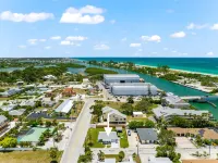 Walk to Beach. Beautifully Renovated 3BR, 2BA Home w/Outdoor Shower & Grille