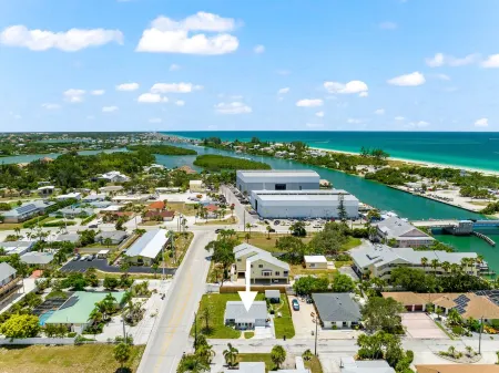 Walk to Beach. Beautifully Renovated 3BR, 2BA Home w/Outdoor Shower & Grille Отели рядом с достопримечательностью «Venice Myakka River Park»