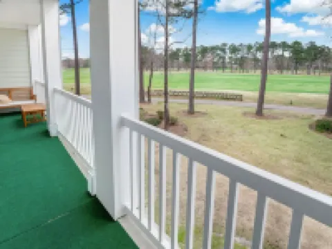 Golf Course View Condo with Pool キャロライナ・フォレストのホテル