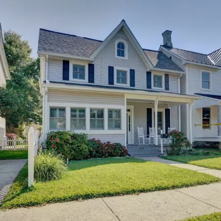 2 Blocks to Beach, Dog Friendly, Fenced Yard, Firepit, Fireplace,Renovated