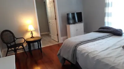 Cozy Private Home @ Blue Moon Cottage in Historic Deland, Fl. Walmart Supercenter附近的飯店