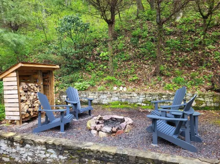 Private Retreat with Mountain Views and a Cascading Creek on 3 Acres. Fast Wifi