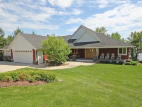 PRIVATE Luxury Lake Home with 5+ BR and Gourmet Kitchen-22 Foot Pontoon Included Hotels in La Grand Township