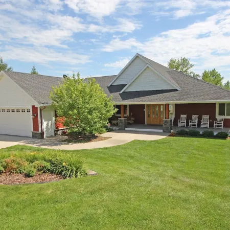 PRIVATE Luxury Lake Home with 5+ BR and Gourmet Kitchen-22 Foot Pontoon Included