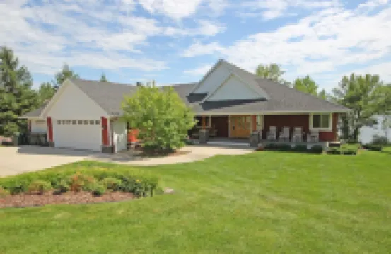 PRIVATE Luxury Lake Home with 5+ BR and Gourmet Kitchen-22 Foot Pontoon Included