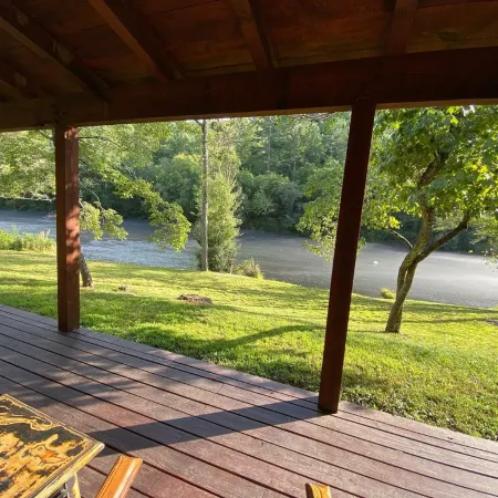 Blue Ridge Cabin within 40 feet of the Toccoa River and Trout Fishing
