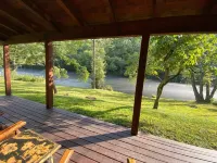 Blue Ridge Cabin within 40 feet of the Toccoa River and Trout Fishing