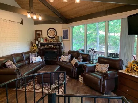 Round Cabin - 5 min to Bedford - Deck - Hike- Golf - Across Omni Bedford Springs