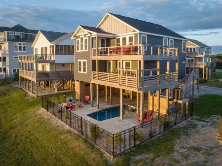 Waterfront 5br/5ba Home: Elevator, Pool, Private Harbor. Close to Beach.