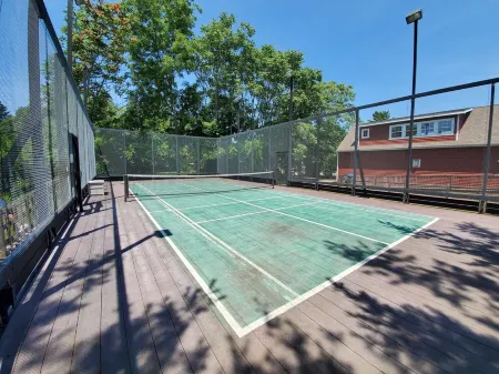 Gorgeous Harbor Country Cottage; PRIVATE HOT TUB; close to downtown/beach