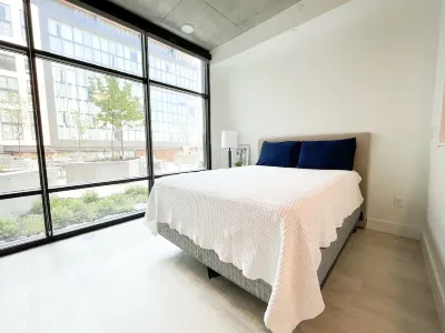 Cozy Downtown Studio Apartment. Hot tub, pool, & fitness center!