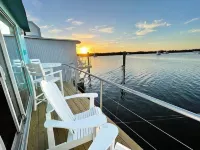 Aqua Lodge Houseboat "Captain's Quarters"