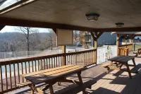 Log Cabin  Pool, Wooded, Secluded,Jacuzzi, WiFi, Nature Trails,1 Mile from Sdc
