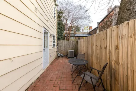 Charming 1920s Townhome in Old Town! Отели в г. Александрия