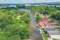 LAKE LIFE right on Lake Hamilton. 5 miles from Oaklawn Racing and Casino