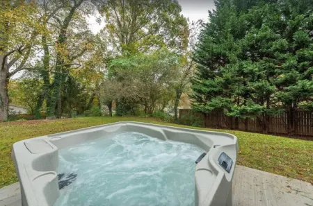 Skyview AVL • Hot Tub • Fire Pit • Full Kitchen Отели рядом с достопримечательностью «Charles D Owen Park»