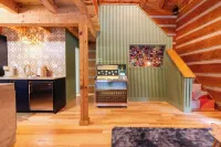 Retro Cabin in Hocking Hills, Ohio w/ Jukebox, Hot Tub & Pond. Dog-friendly!